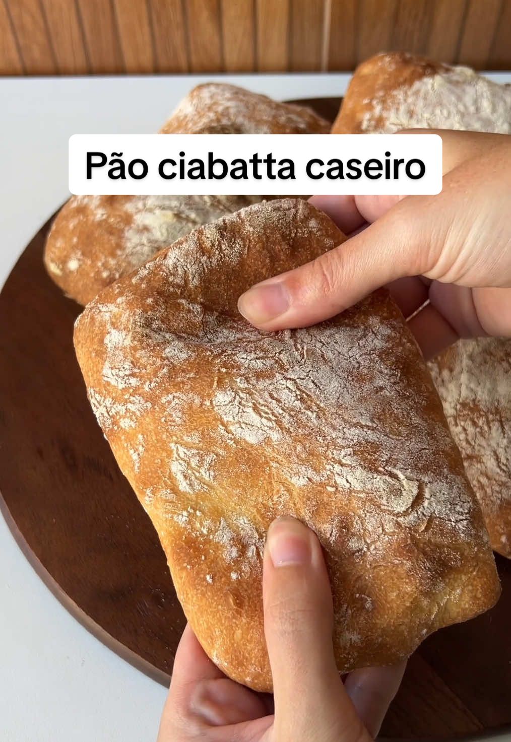 PÃO CIABATTA CASEIRO COM 5 INGREDIENTES E SEM SOVA! Esse pãozinho ciabatta fica com casquinha por fora e macio e cheio de alvéolos por dentro! Vai elevar o nível do seu sanduíche e o melhor é que é muito simples e fácil de fazer 🙌 Só leva 5 ingredientes: farinha de trigo, água, sal, azeite e fermento biológico – e algumas dicas pra ele ficar lindo e bolhudo! 😮‍💨 Comenta aqui se gostou e já salva a receita pra fazer em casa! 👇👇👇 INGREDIENTES - 3g de fermento biológico seco - 320ml de água morna - 2 col. sopa de azeite - 400g de farinha de trigo - 8g de sal 👉 Recomendo muito usarem balança pra pesar as quantidades em gramas, é baratinha e os ingredientes ficam mais precisos. PREPARO 1. Misturar fermento + água + azeite e reservar por 5 minutos. Adicione a farinha e o sal peneirados e misture bem até tudo incorporar – eu comecei a receita com 300ml de água e adicionei mais 20ml porque senti que estava seca. Observe sua massa porque cada farinha pode reagir diferente. Deixe descansar por 1 hora dentro do forno *desligado*. 2. Agora faça dobras puxando das laterais pro centro. Depois eu pego a massa por baixo pra ela ir dobrando também. Descansa 30 minutos. 3. Repita o processo de dobras e deixe descansar por 30 minutos. 4. Passa a massa pra bancada enfarinhada, joga farinha por cima e abra com as mãos até formar um retângulo. Eu cortei em 4, mas você pode fazer 2 grandes, 6-8 pequenas, como preferir. Coloca na assadeira e deixe descansar mais 30 minutos. 5. Enquanto isso já vai pré-aquecendo o forno entre 225-250 graus. Quando o colocar o pão, borrife água embaixo do forno ou coloque uma forma com gelo por baixo pra ajudar a formar a casquinha. Asse por 20-25 minutos ou até dourar. Se fizer em casa, me marca? 🤍🥖 #receita #pao #paocaseiro #ciabatta #paofacil #receitasimples #receitafacil #tiktokreceita #sanduiche