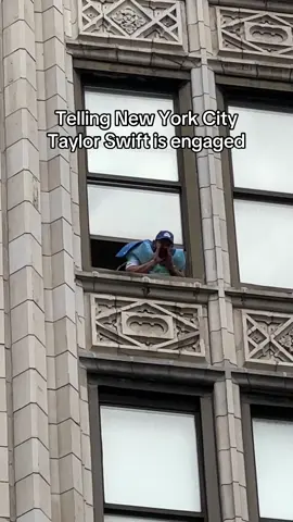 Spreading the news @Taylor Swift @Travis Kelce #vitacoco #newyork #nyc #taylorswift #swifttok @Empire State Building 