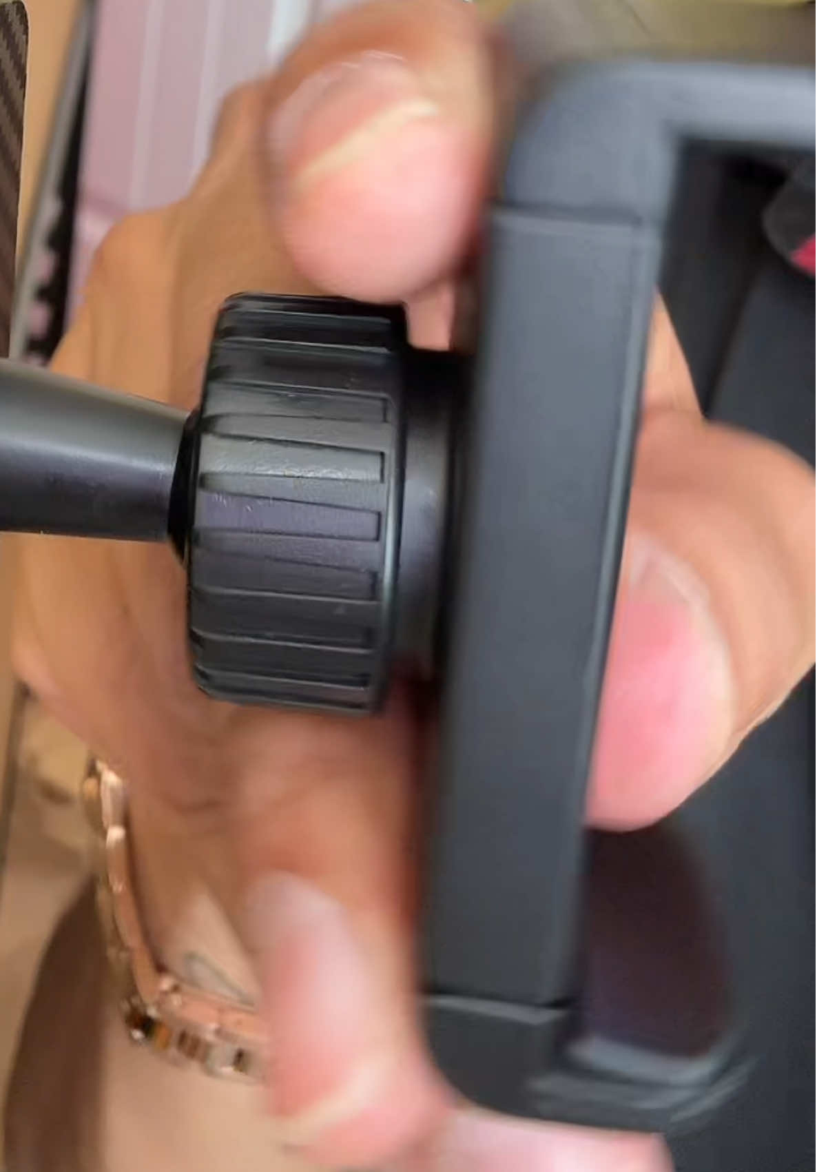 Soporte magnético para celular diseñado especialmente para el gym. Con rotación de 360°, se pega firme a cualquier superficie metálica y te deja grabar tus rutinas sin preocuparte. Compatible con Android y iPhone (12 a 16), ligero, portátil y con imán de alta resistencia. Ideal para grabar tus entrenamientos, rutinas de fitness o crear contenido sin manos libres. #gymessentials #accesoriosgym #fitnessgear #soportecelular