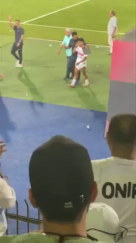 احتفال جمهور الزمالك مع خوان الفينا عقب انتهاء المباره