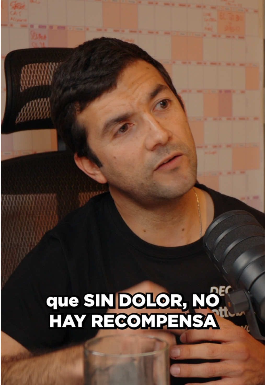 No imagines lo que no va a pasar 👇🏻 ¿Alguna vez has sentido que todo te duele… pero no puedes parar? Adolfo no solo lo sintió… Lo vivió en carne propia. Su primera prótesis fue un palo de escoba con una goma de silla. Literal. Los doctores le dijeron que tardaría un año en volver a caminar… si es que lo lograba. Pero él decidió algo distinto… ✅ Hacerse amigo del dolor. ✅ No imaginar cosas que no iban a pasar. ✅ Enfocarse solo en lo que sí podía construir. Y desde ahí, no paró más. Pasó de estar postrado… a representar a Chile en el mundo. De caminar con ayuda… a bajar cerros con prótesis. De sobrevivir un accidente… a inspirar a miles con su historia. Y en este episodio, nos muestra cómo lo hizo… ¿De qué hablamos? ✅ Qué le dijeron exactamente los doctores el primer día de su rehabilitación (y cómo cambió su manera de ver el dolor). ✅ Por qué decidió nunca más imaginar escenarios que no van a pasar (y cómo aplicar eso como emprendedor). ✅ El significado brutalmente honesto de la frase “sin dolor no hay recompensa”. ✅ Cómo un palo de escoba se convirtió en el símbolo de su reinicio. ✅ Qué aprendió del dolor físico que hoy usa como combustible mental. ✅ Cómo entrena el músculo más importante para cualquier emprendedor: la cabeza. ✅ Qué lo llevó a dejar de fantasear con imposibles… y empezar a construir realidades. ✅ Por qué dice que retroceder… ni para tomar vuelo. Y muchísimo más! Este no es un episodio inspiracional… Es un episodio que golpea. Te hace pensar. Y te deja con ideas reales, aplicables y profundas… Para cuando te toque caminar con tus propios palos de escoba. Encuéntralo en YouTube y Spotify… 😉 Link en la bio! @Adolfo Almarza @DECIDIDO! 