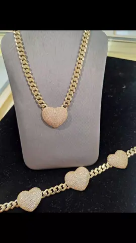 hermosa cadena cubano y pulsera con corazón oro de 10k con piedra Ruso. #plaza de Oro #llamanos para mas detalles tel 9566878761 con gusto te atendere personalmente 😉  #calle Broadway en el centro de mcallen #956 