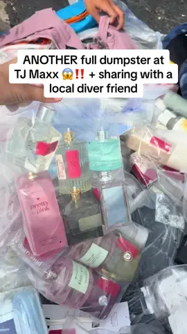 This dumpster was LOADED.. also @MeganTheDDMvp pulled up & I didn’t know it was her at first 😳 #dumpsterdiving #tjmaxx #insane #dumpsterdiver #glamourddive 