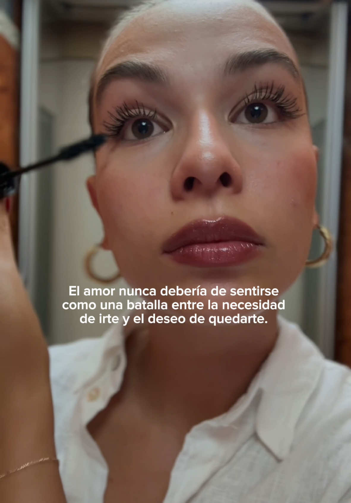 Para quedarte no deberías…   🥹 Tener que luchar contra tus ideales, negociar tus valores o aceptar cosas que sabes que no mereces. Si para amar tienes que traicionarte a ti misma, tal vez no es amor… te lo digo porque pase por ahi.  🫶🏻 Y es que es MUY normal, confundir el amor con apego, con costumbre, con miedo a soltar. Pero te prometo que el verdadero amor no se mide por la cantidad de veces que te quedas a pesar del dolor, sino por la paz que sientes al estar ahí ✨ Si ya sientes que tu corazón está dividido entre irte o quedarte, de pronto es momento de hacerte la pregunta más simple: ¿esto me hace bien o me está desgastando? No siempre es fácil, pero si al poner las cosas sobre una balanza, tienes un peso mayor en aquello que no te hace feliz…  Te dejo para que lo reflexiones 🤍 y te leo en los comentarios por si quieres hablar🫶🏻 Con amor, Niki✨✨✨ 