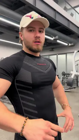 Rutina 🥵 -Jalón supinado x8 reps (pesado)  X4 sets -Jalón cerrado x12 reps (regresando lento) X3 sets -Remo máquina abierto x10 reps (apretando en cada rep) X3 sets -pull over cerrado x15 reps (llegando al fallo) X3 sets  *todos los sets con la mayor intensidad posible* *descanso mínimo de 3 min entre cada set* #fypシ #gym #GymTok #drcocos #BienPincheRico 