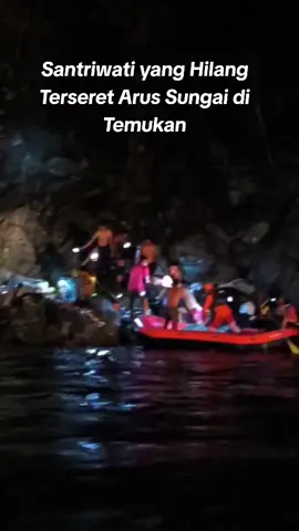 Santriwati yang Hilang Terseret Arus Sungai di Temukan ‎Pidie - Nur Izzah (14), santriwati yang tenggelam saat mandi di sungai Dusun Jambo Mie, Kecamatan Mane, Pidie, Minggu, 24 Agustus 2025, jasadnya ditemukan oleh tim gabungan pada Senin (25/8/2025), sekitar pukul 20.30 WIB. ‎ ‎Jasad Nur Izzah ditemukan berjarak sekitar 150 meter dari lokasi korban temannya. Kini jasad korban telah dievakuasi tim gabungan ke Puskesmas Tangse. ‎ ‎Setelah dibersihkan, jasad korban langsung di bawa ke rumah duka di Gampong Paya Guci, Tangse untuk dikebumikan. ‎ ‎Menurut keterangan Dan Ops SAR Pidie, M. Rizal pada Senin malam (25/8), jasad korban ditemukan setelah tim gabungan dari Basarnas Pidie, Vertikal Rescue Indonesia Aceh, SAR Pidie, Jambo Adventure, TNI, Polri dan masyarakat yang melakukan pencarian, beristirahat sekira pukul 17:00 WIB. ‎ ‎“Ketika kami sedang istirahat setelah pencarian dari semalam. Tiba-tiba mendapat informasi dari warga yang menyelam dan melihat rambut yang diduga korban,” ujar Rizal. ‎ ‎kemudian mereka langsung mengerahkan tim dengan perahu karet ke lokasi di mana warga melihat korban. ‎ ‎Akhirnya tim menemukan korban dan langsung mengevakuasi korban dari sungai ke Puskesmas. ‎ ‎Dengan ditemukan jasad Nur Izzah, maka keenam korban tenggelam yang terseret sungai Tangse, pada  Minggu (24/8/2025) sekitar pukul 14:00 WIB, telah berhasil ditemukan. #pidie #tangse #santri #sar #sungai 