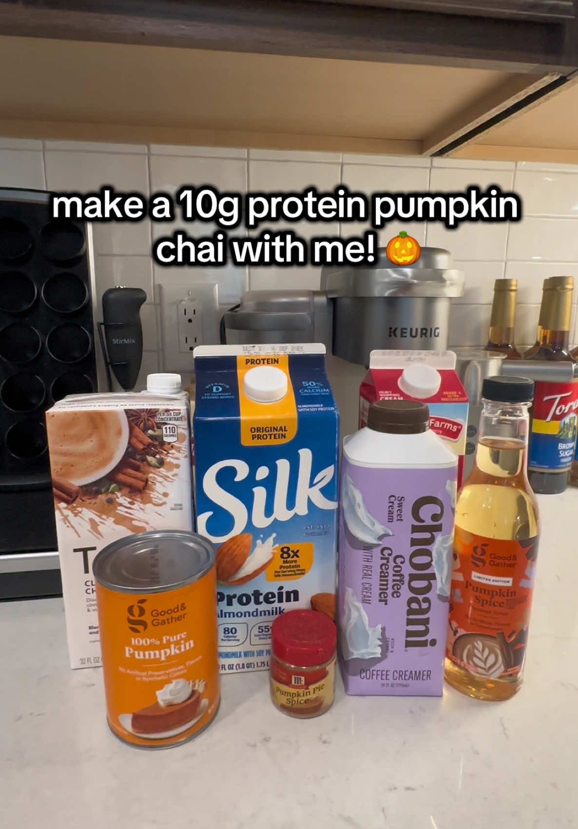 im always craving a pumpkin chai as soon as the weather gets a little chilly🤭 here’s my recipe that i’ve spruced up with a little protein! it tastes really good with oatmilk as well. enjoy!🎃 #falldrinks🍂 #pumpkinseason #pumpkinchai #proteinchai #homemadechai #pumpkinspice 