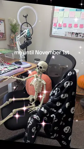 it's spooky season as soon as the weather starts to cool down, I don't make the rules. 🎃♥️