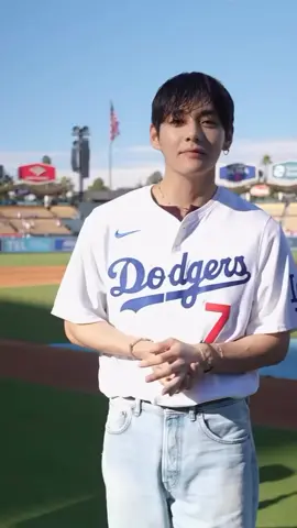 como es posible que sea tan Cute y tan Sexy al mismo tiempo 🫦😍 #v #taehyung #dodgers #baseball #fyp 