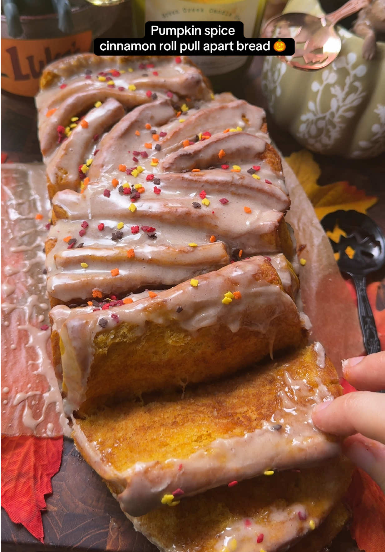I’m gonna be honest I really love finding/modifying/trying recipes so I can share them with you. This one is another winner. The softest pumpkin pull apart bread with a pumpkin pie filling (there’s actually pumpkin puree in the filling which I LOVED) and a delicious spiced glaze on top. Obvs had to add some festive sprinkles. This recipe was from @Little Bbang House and I highly recommend. #fallbaking #fallaesthetic #fallvibes #pumpkinseason #cozy 