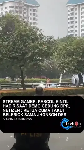 Seorang streamer game yang dikenal dengan nama Pascol Kintil kembali mencuri perhatian publik. Dalam aksi demonstrasi di depan Gedung DPR RI pada Senin (25/8/2025), Pascol terlihat berada di barisan depan massa aksi. Meski sempat terkena tembakan gas air mata dari aparat, ia tetap maju dan tidak mundur. Aksi nekatnya ini terekam kamera warga dan viral di media sosial, memicu beragam reaksi warganet.  Banyak yang menyebut keberanian Pascol sebagai simbol perlawanan di tengah aksi tersebut. #beritaviral #viral #trending #dpr #fyp 