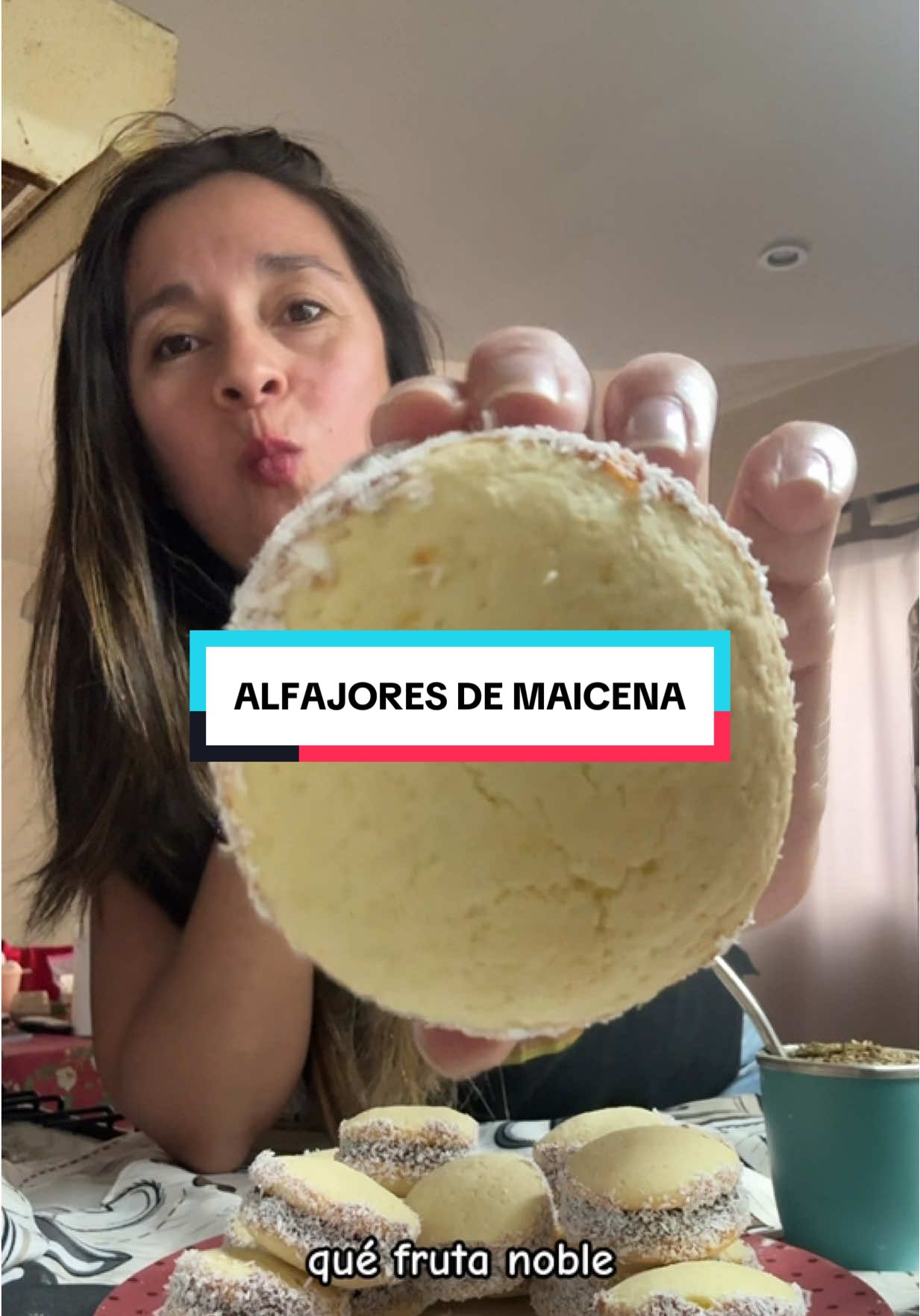 NUEVA RECETA ALFAJOR DE MAICENA SIN GLUTEN‼️‼️ Te dejo los ingredientes es muy facil y rico! Lo vas a probar? 100g de manteca a pomada 75g de azucar 2 yemas 1cda de esc de vainilla  Rayadura de limon 259g de almidon de maiz 1cda de polvo de hornear  Coco rayado  Dulce de leche Procedimiento Mezclar la manteca y el azucar, luego agregar las yemas de a uno. Luego agregar los secos junto con la esc de vainilla y la rayadura. Formar la masa y llevar a la heladera por 30minutos. Pasado ese tiempo estirar y cortar las formas redondas. Placa y horno moderado por 15 minutos. Dejar enfriar y rellenar con ddl. Pasar por coco rallado y listo a disfrutar!! #singluten #maicena #alfajores #tiktokfood #sintacc 