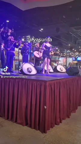 Lupita Pizén, cantando con el mariachi México internacional