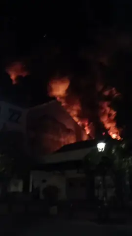 KEBAKARAN DI KAWASAN KOTA LAMA SEMARANG (BELAKANG SEGO BANCAAN) RABU 27 AGUSTUS 2025. BERKAT KESIGAPAN PETUGAS DAMKAR, API DAPAT DIPADAMKAN. #jateng #jawatengah #foryoupage #fypindonesia #trendingvideo 