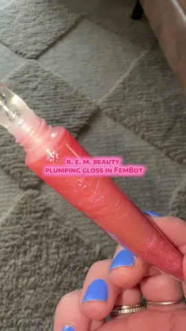Ariana the woman that u are #rembeauty #plumpinglipgloss #plumpinggloss #makeup #glitterylipgloss 