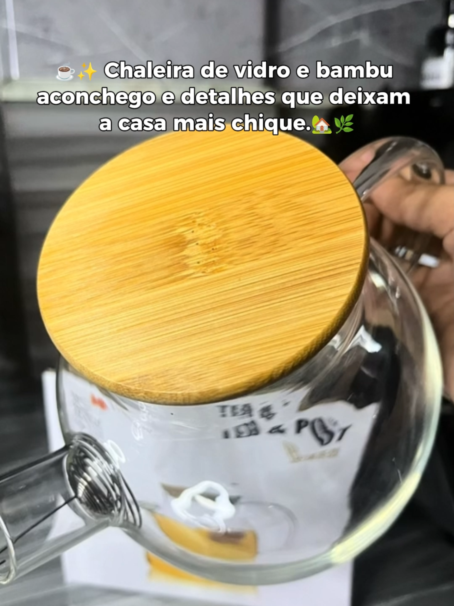 🤍 Minimalista, chique e funcional: a chaleira de vidro com bambu transforma o simples ato de preparar chá ou café em um momento aconchegante e elegante. 🌿☕ #ChaleiraDeVidro #CasaChique #EstiloMinimalista #CozinhaAconchegante #DecoracaoDeCasa  #DetalhesQueEncantam #AchadinhosTikTok #VibeDeCasa #TikTokShop
