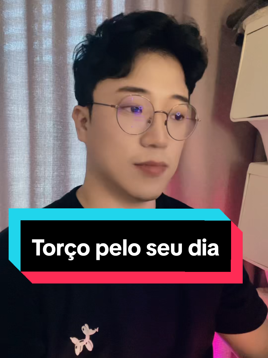 Teu dia foi pesado, né? Essa canção eu fiz pra você. Escuta até o fim… teu coração vai sentir paz. Verso 1] Hoje eu só queria te ver sorrir, Depois de um dia tão difícil pra ti. A vida pesa, eu sei que é real, Mas existe uma paz que vem do céu no final. [Pré-Refrão] Quando tudo parece desmoronar, Deus sussurra: “Eu vou te segurar.” [Refrão] Descansa agora, deixa a dor pra trás, O amor de Deus te dá sempre mais. Mesmo cansado, podes acreditar, Ele te guarda até o sol voltar. [Verso 2] Se a noite escura te faz chorar, Lembra que a esperança vai chegar. Eu canto aqui pra te lembrar, Que nunca estás sozinho pra caminhar. [Pré-Refrão 2] Quando o coração cansar de lutar, A voz de Deus vem pra te acalmar. [Refrão] Descansa agora, deixa a dor pra trás, O amor de Deus te dá sempre mais. Mesmo chorando, podes confiar, Ele te guarda até o sol voltar. [Ponte] E no silêncio, fecha os olhos, sente, Um abraço eterno, presente. Mesmo cansado, podes sorrir, Pois há esperança no porvir. [Refrão final] Descansa agora, deixa a dor pra trás, O amor de Deus te dá sempre mais. Mesmo cansado, podes acreditar, Ele te guarda até o sol voltar. #brasil #팬클럽소개챌린지 #fyp #Korean #live 