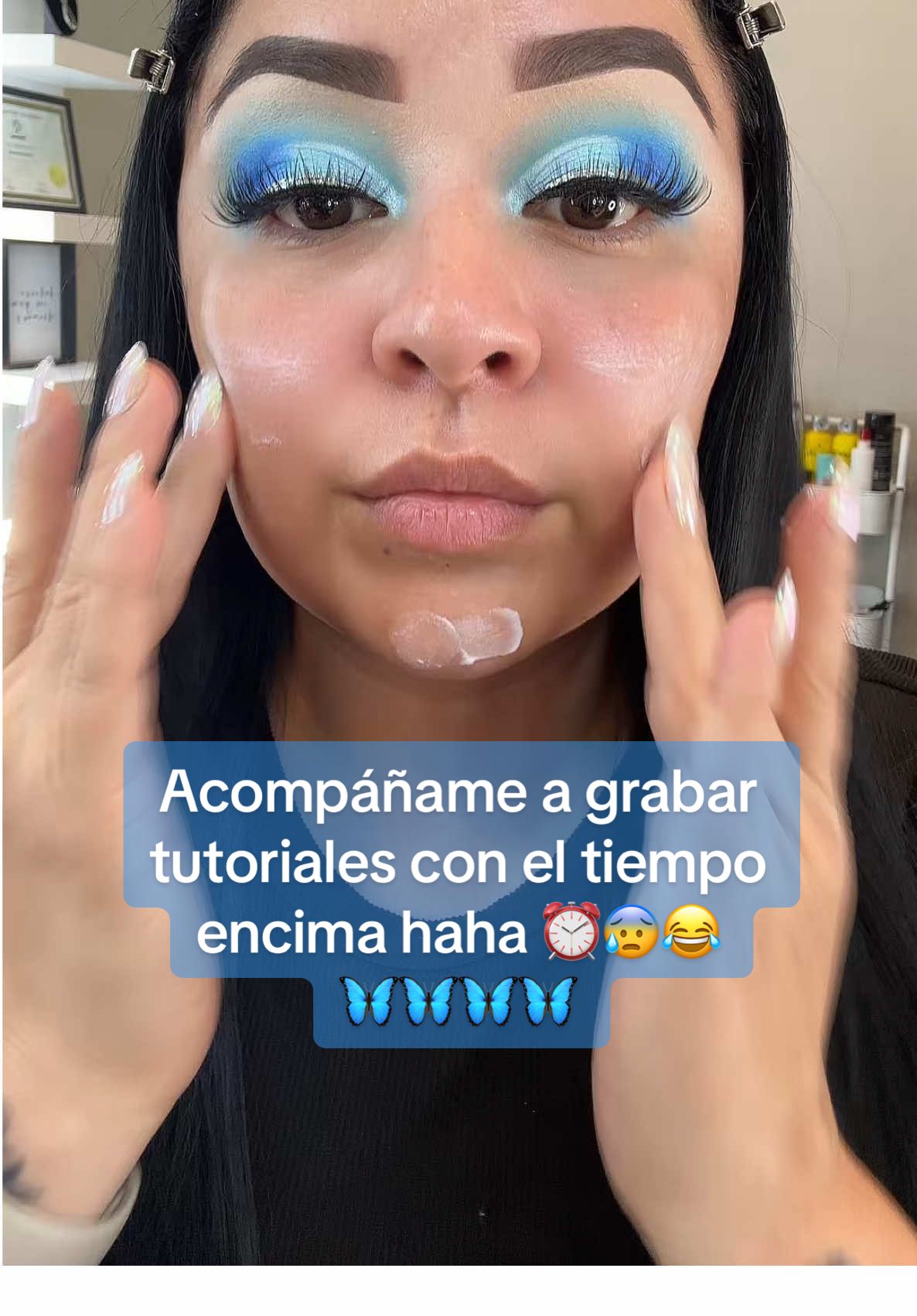Yo al recojer a mi nena de su escuelita 🤭😬🫣 #makeuptutorial #blueeyeshadow #babyblueeyeshadowlook 