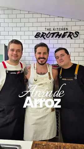 Arepa de Arroz 🍚 • Las arepas no solo son de maíz, también se pueden hacer con arroz y el acompañamiento perfecto para esta arepita son unos chorizos acaramelados, además con un gran invitado paisallanero @llane y @thekitchenbrothers  • Ingredientes  - Arroz  - Agua  - Sal  - Queso campesino  - Mantequilla  - Chorizo  - Jugo de naranja  - Panela  • #thekitchenbrothers #viral #pov #arepa 