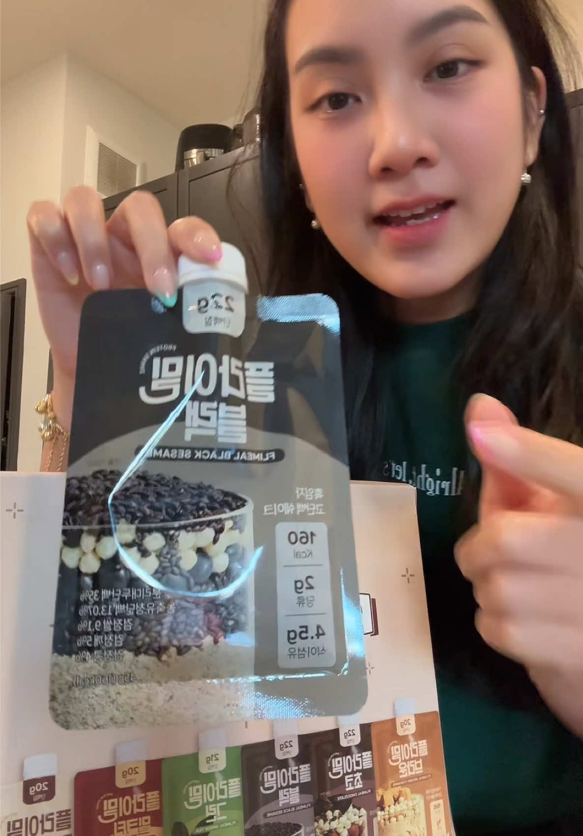 Flimeal crunchy protein- black sesame flavor 🖤 vị mè đen này ngon nha, siêu thơm, có hạt gạo rang nhai vui vui nữa  #flimeal #flimealprotein #koreanproteinshakes #crunchyproteinshake #koreanprotein 