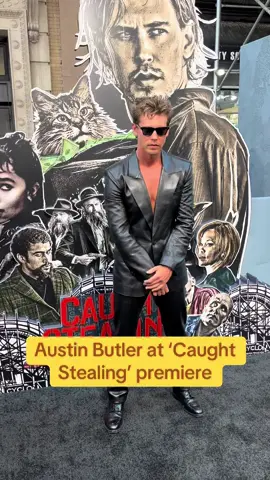 #austinbutler walks the carpet at the #caughtstealing premiere 