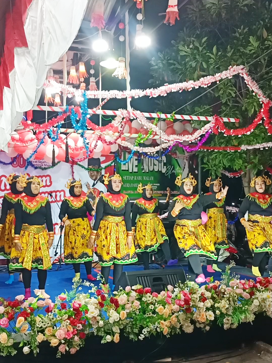 Puncak Panggung Pentas Seni Pasar Benteng Pancasila Penampilan Dari Blok Pertama / Depan  Tari Blek Dit Dot #mojokerto #pasarbenpas #agustus #bentengpancasila #lomba17agustus #Pasarbentengpancasila #tariblekditdot #tari 