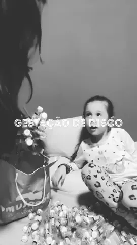 Pra quem nunca viu, esse aí é meu vídeo mais viral! Minha humilhação bateu mais de 1,5M de views! 😂 Postando de novo pra dar uma movimentada no perfil! 💕 #familia #maedemenina #trombofilia #gestacaoderisco #gravidez 