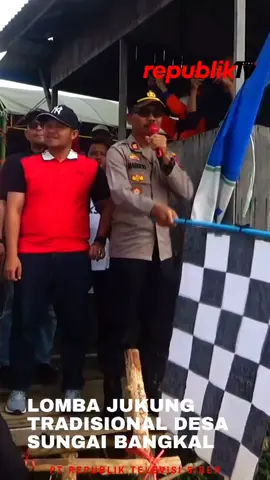 Sebanyak 64 tim pendayung dari Kabupaten Banjar dan Barito Kuala, mengikuti lomba jukung tradisional di Desa Sungai Bangkal Kecamatan Sungai Tabuk, Minggu (24/8/2025). Perlombaan yang berlangsung sehari penuh ini digelar, masih untuk memeriahkan HUT ke-80 RI sekaligus Hari Jadi ke-75 Kabupaten Banjar.