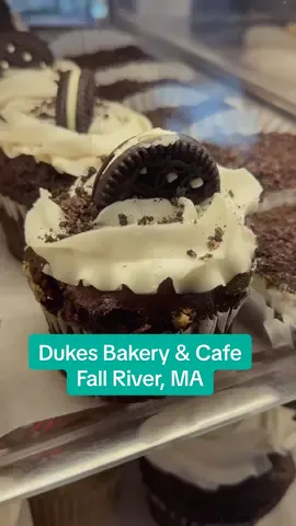 a gluten free (and dairy free) oasis @Dukes Bakery and Cafe 🧁🧇 #glutenfree #dairyfree  Duke’s is 100% gluten free and has toooons of dairy free options too. I’m talking cookies, baked goods, sandwiches, chicken and waffles, coffees, and more. it really is a gem of a place with the nicest people working there