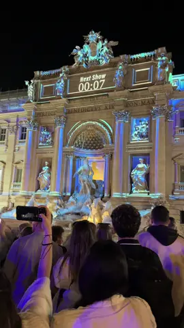 Show Impresionante en Fontana di Trevi!. Una belleza! #fontanaditrevi 