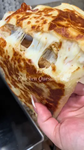 Cooked the chicken thighs in the pan with some fajita seasonings #quesadillas #chickenquesadilla #easylunch #quicklunch #kidslunch #Foodie #food#foodtiktok #FoodTok #tacobell