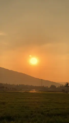 “Cermin yang paling jujur adalah mata seorang ibu.” -Buya Hamka #sunset #senja #vibes #desa #arabic 