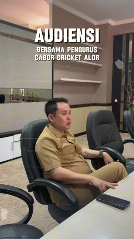 Selasa, 26 Agustus 2025 Saya menerima audiensi dari  pengurus Cabang Olahraga Cricket Kabupaten Alor yang baru saja terbentuk. Kehadiran cabor baru ini menjadi harapan segar bagi dunia olahraga di Kabupaten Alor, sekaligus menambah ruang bagi generasi muda untuk menyalurkan bakat dan prestasi. Atas nama Pemerintah Kabupaten Alor, saya menyampaikan apresiasi dan dukungan penuh agar cricket dapat berkembang dan melahirkan atlet-atlet berprestasi yang mampu mengharumkan nama daerah di kancah yang lebih luas.
