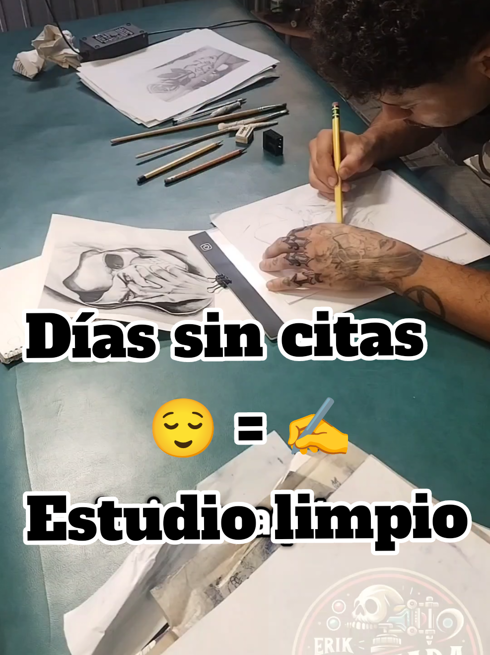 Hoy no tatué a nadie, pero aproveché para dejar el estudio impecable después de una noche de dibujos. ¿Tú también ordenas cuando no hay trabajo? 🔥 Guarda este video y mándaselo a ese amigo que siempre lo deja para mañana. Dibujo #OrdenYCreatividad #DiaProductivo #ErikQuezadaTattoo 