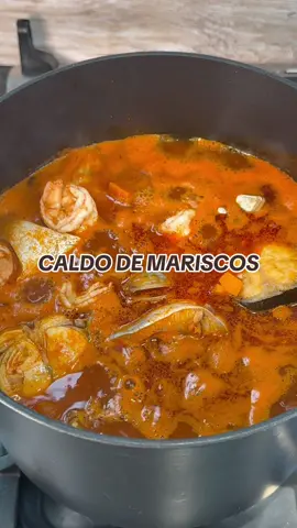 CALDO DE MARISCOS Un clásico que nunca falla 🌊🔥 ¿Ya lo probaste? 🍤 INGREDIENTES: 4 Piezas Jitomate cortados en cuartos 1/4 Pieza Cebolla diente Ajo 3 Cubos Concentrado de Tomate con Pollo CONSOMATE®️ 3 Piezas Chile guajillo sin semillas y remojados en agua caliente 1 Pieza Chile ancho sin semillas y remojado en agua caliente 1 Pieza Chile chipotle seco adobado, de lata 1 Cucharada Aceite de maíz 1 1/2 Litros Agua 2 Piezas Papa cortadas en cubos 4 Piezas Zanahorias cortadas en cubos 400 Gramos Camarón frescos, limpios 300 Gramos Almeja 500 Gramos Pescado en trozos #CaldoDeMariscos #RecetasFaciles #RecetasTikTok #ComidaMexicana#EnergiKuatTiapLangkah 