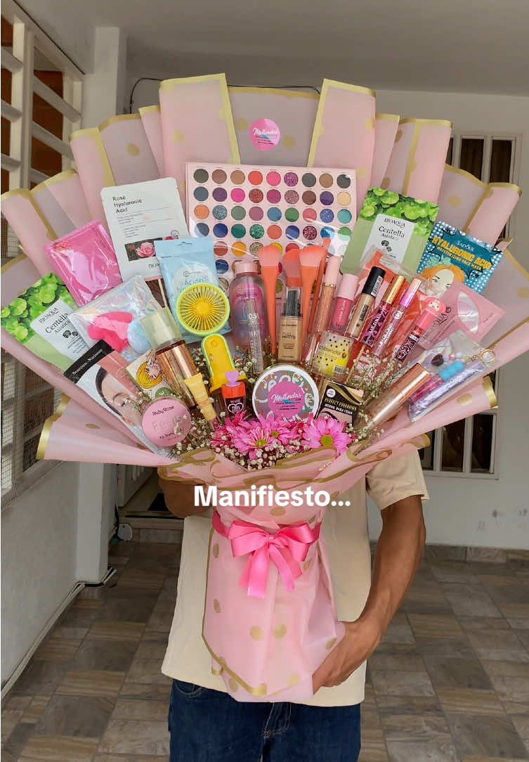 MEGA RAMO DE MAQUILLAJE PERSONALIZADO 😍😍 El mejor regalo para esa persona especial, es un ramo de maquillaje 🥰 Solicita nuestro catálogo al WhatsApp 317-527-6404 Envíos en todo Colombia, domicilio en Cali ✨ #ramodemaquillaje #ramosdemaquillaje #ramos #regalo #detalles 