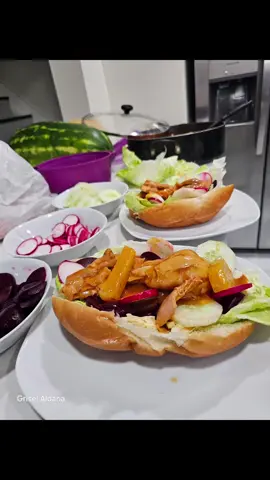 panes con pollo ami estilo me faltó el berro 😋😋