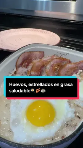 Hora de desayunar huevos, estrellados con la grasa del tocino, es más que saludable ##grasasaludable##huevosestrellados##tocino##desayunosaludable##cafe