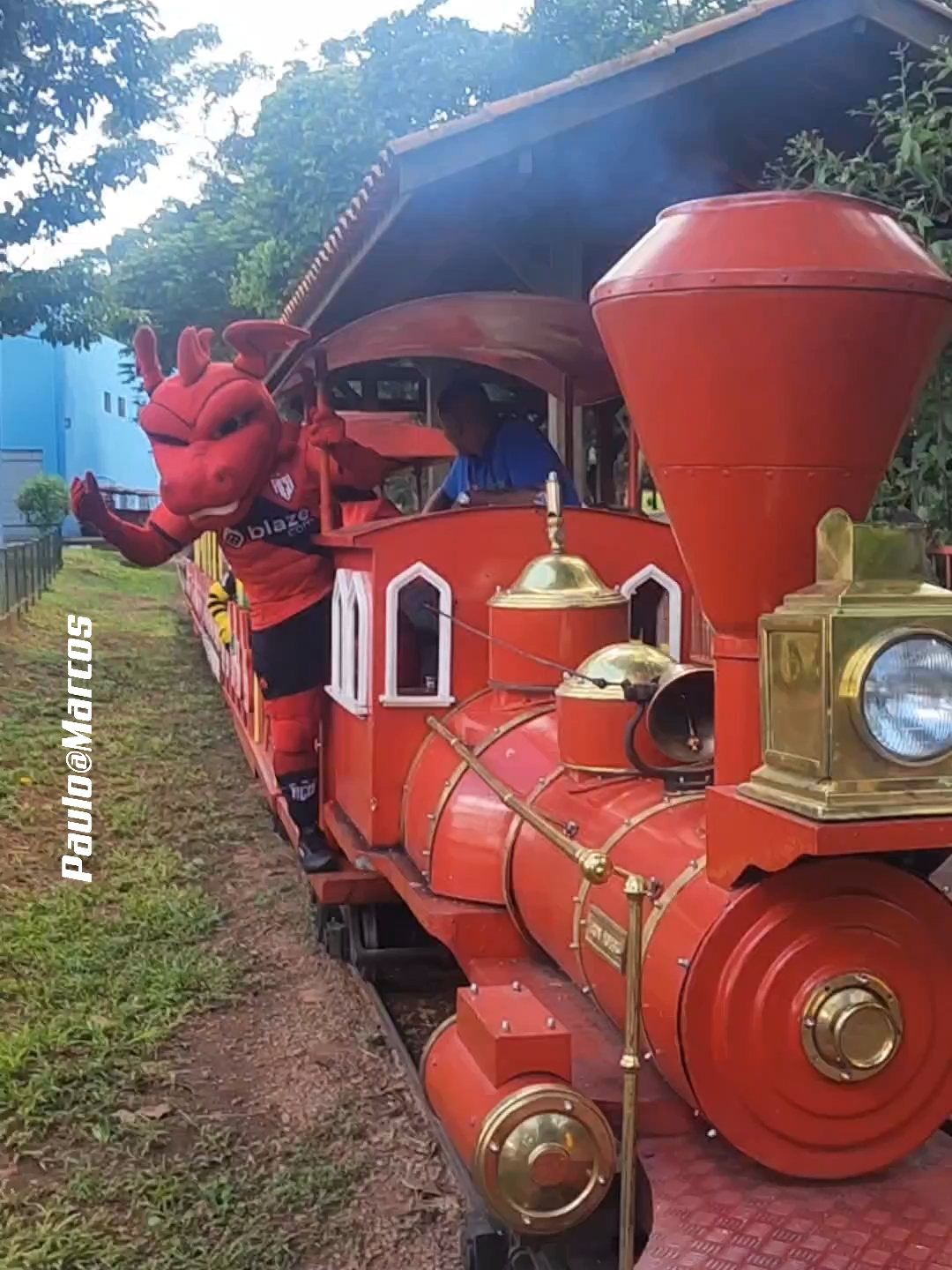 ✨Momento Mágico no Mutirama✨ No último Olimpíada dos Mascotes, tive a alegria de receber alguns apartes dos mascotes do Brasil! 🇧🇷🐾 Foi um momento mágico no Mutirama 🎡🎠, onde todos nós nos divertimos muito 😄🎉 e levamos alegria e sorrisos às crianças que estavam lá 🥰❤️. Cada abraço 🤗, cada risada 😂 e cada olhar brilhando ✨ fez desse dia uma lembrança inesquecível. Ver a felicidade das crianças contagiar todos ao redor é um sentimento que não tem preço! 💖🌟 🐉 Dragolino sempre espalhando alegria! 🐉 Paulo Marcos Dragolino #Dragolino #Mascote #Alegria #Mutirama #InfânciaFeliz #MascotesDoBrasil #MomentosMágicos