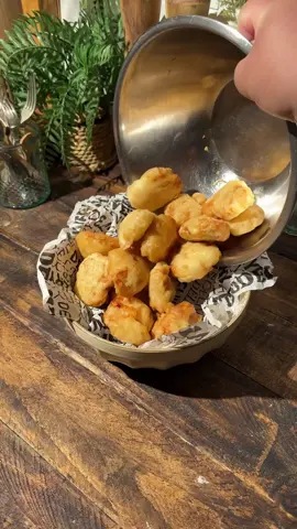 [NUGGETS CASEROS]. Ustedes sabían lo FÁCIL que es hacer nuggets caseros? Aquí les dejo esta receta que probé por primera vez y chicos es una revelación. Clave dejarlos enfriar un poquito en congelador para que se apreten y los puedan pasar más fácil por el batido. De salsita ahí le pueden poner la que quieran. Yo le puse golden de @gourmetchile que es como la del Chick Fil A jejeje Ingredientes: - 850 gr. de pechuga deshuesada de pollo. - 1 huevo. - condimentos: 1. de cdta. de ají color, 1 cdta. De de sal, 1 y 1/2 de maicena. Rebosado: - 1 taza de harina. - 1 taza y media de agua con gas. - 1 huevo.o Otros: - Salsa golden de @gourmetchile
