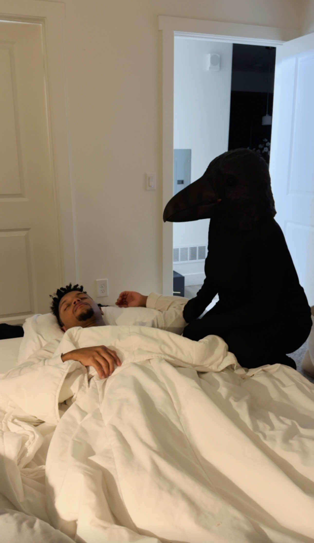 Despertando a mi Esposo como un cuervo gigante 🐦‍⬛🤭 #prank #reaction #crow #scared #couple 