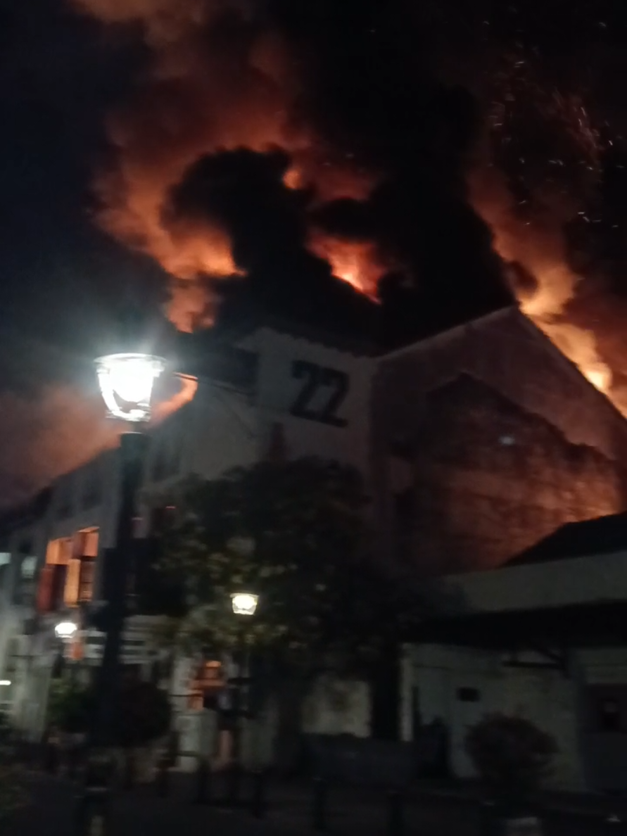 Rabu pagi 27 Agustus 2025, pukul 03.30 terjadi kebakaran hebat salah satu bagunan di kawasan Kota Lama Semarang. Menurut info, api membakar habis lantai 2 resto sego bancakan yang masih satu bangunan dengan Mixue dan Distric 22 di lantai 1. Api berhasil dipadamkan pukul 05.30 dan tidak ada korban jiwa dalam peristiwa ini. #semarang #kotalamasemarang #cagarbudaya #segobancakan  #mixueindonesia 