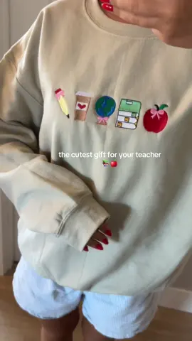 such a cozy crewneck 🍎📚🤍 #crewneck #sweater 