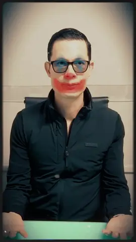 Ojitos mentirosos 🤡⁣ “Sí, doctor, uso bloqueador todos los días”.👀⁣ Pero tu piel y yo sabemos la verdad.⁣ ⁣ En consulta, me toca recordarte que el protector solar no se pone solo.⁣ ⁣ La buena noticia es que la mayoría sí cumple su tratamiento😇⁣  Y eso me deja feliz, porque aunque tus ojitos mientan, tu piel nunca lo hace.😉 — Dr . Rafael Arteaga | @rafaderma #ojitosmentirosos #trend #dermatología #bloqueadorsolar #cuidatupiel