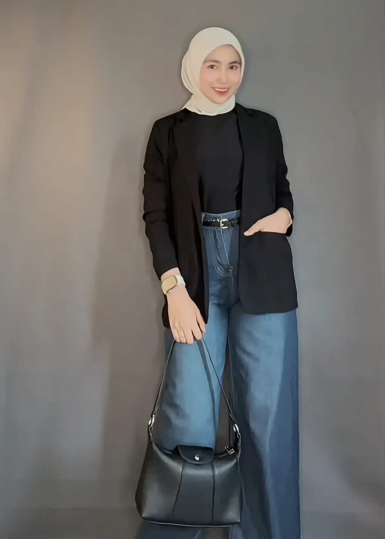 Fav loose jeans highwaist under 100k🤍🤍#loosejeans #jeanshighwaist #jeanswanita #ootdhijabstyle #outfitideas 