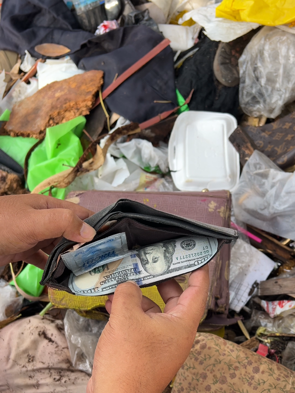 wallet in an old bag #foryou #pageforyou #fyp #tiktok #tranding 