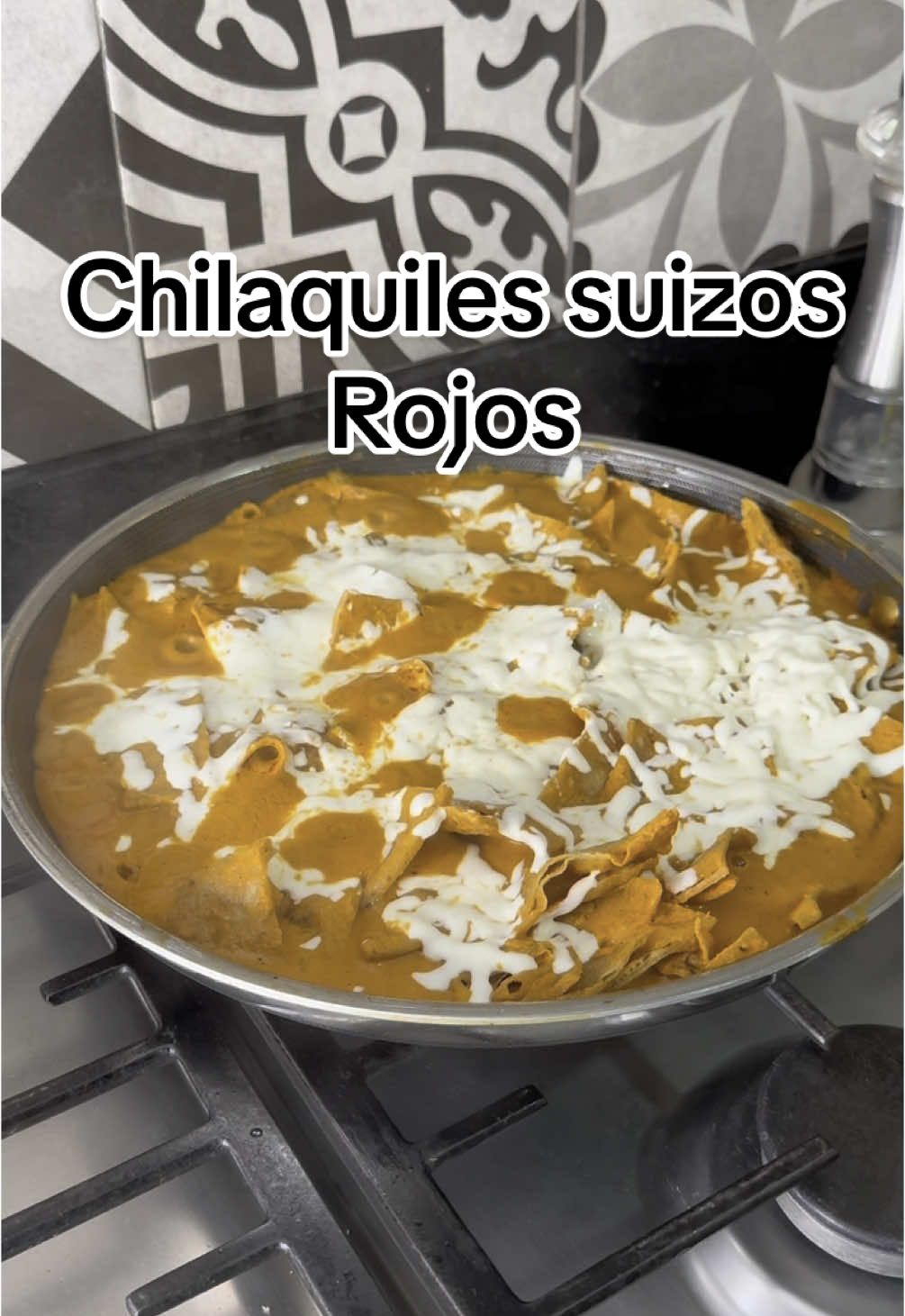 Chilaquiles suizos rojos en sartén 😍🤤 #emilioelchef 