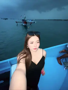Sbenrnya tkt jg di tengah laut ada petir😭