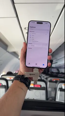 💾 Transfiere archivos de forma rápida y sencilla 📱💻 Lleva tus documentos, fotos y videos siempre contigo con esta memoria USB 2 en 1. 🔄 Versatilidad doble: Combina USB C y USB 3.0 para transferir archivos entre computadoras, tablets y celulares compatibles con tecnología OTG. 📂 Gran capacidad: Guarda imágenes, música, videos, documentos y más en un solo dispositivo. ⚡ Alta velocidad: Disfruta de una transferencia de datos rápida y eficiente, sin esperas. 🛡️ Diseño ligero y resistente: Carcasa de aluminio que protege tus archivos y los mantiene siempre seguros. #usb #almacenamiento #tecnologia #archivos #sterenlatam25 