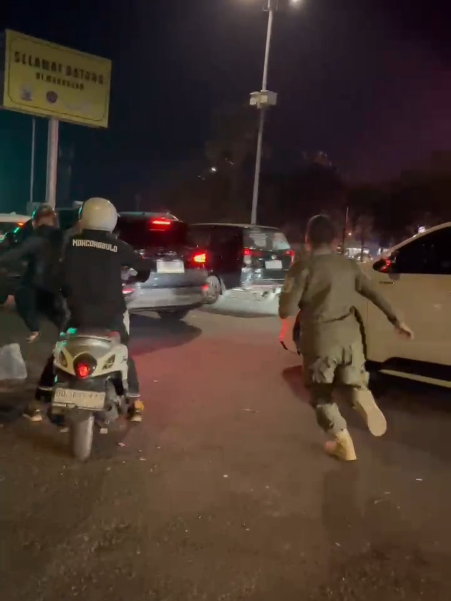 Dinsos Makassar terus malakukan penertiban bagi anjal, gepeng dan pengamen di sejumlah titik. Kawasan  perlimaan Bandara SHIAM Makassar, BTP, Veteran hingga kawasa Panakukang tak lupuk dari razia. Muhammad Zuhur memimpin langsung razia tersebut, ini dilakukan untuk pembinaan di Liponsos atau lingkungan pondo sosial di Makassar. @Korespondenmakassarreal 